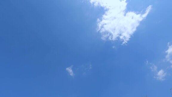晴朗的蓝天延时镜头b在一个晴朗的日子的天空滚动白色蓬松的云向着太阳移动阳光照耀着天空晴天天气预报壁纸