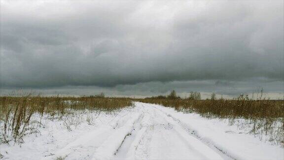 下雪的乡村道路