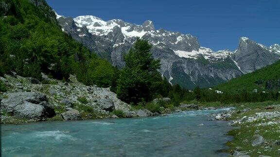 美丽的山与流动的河