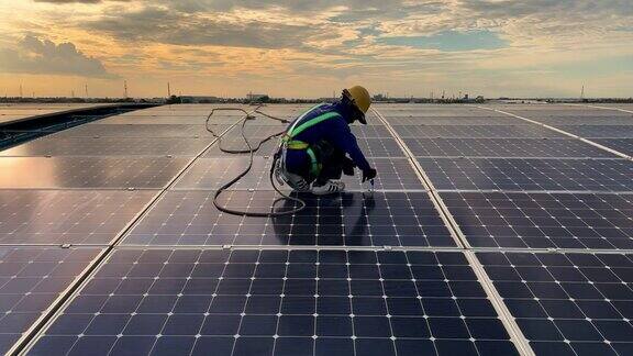 技术工人安装和维护太阳能光伏板