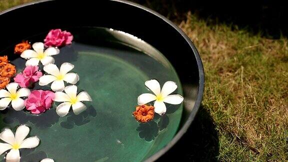 水疗配件和装饰:润肤霜油蜡烛毛巾花在马尔代夫热带岛屿水疗治疗中心