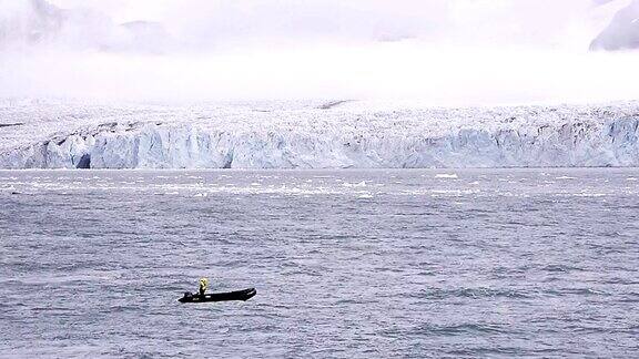 :美丽多彩的皮划艇在蓝色的海洋南极半岛