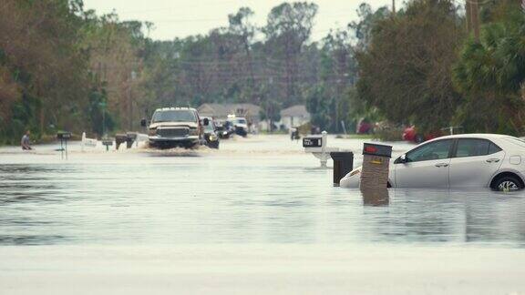 飓风伊恩登陆后佛罗里达州居民区被淹没的移动汽车淹没了街道自然灾害的后果