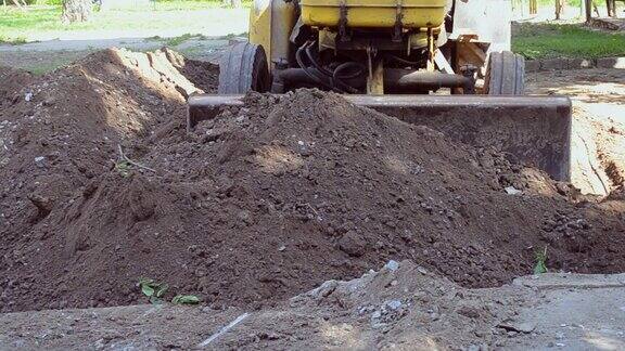 拖拉机清除工地泥土挖洞施工