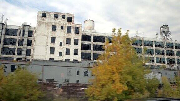 近景:恶化的费希尔汽车厂作为仓库和仓库生存