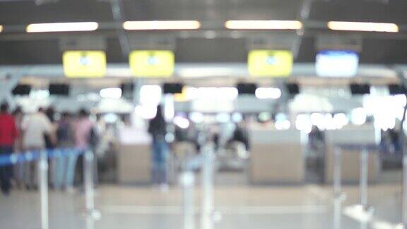 模糊画面显示国际机场航站楼的乘客走向值机柜台带有散焦效果的4K视频