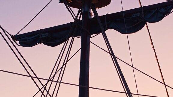 日落时码头上的游艇