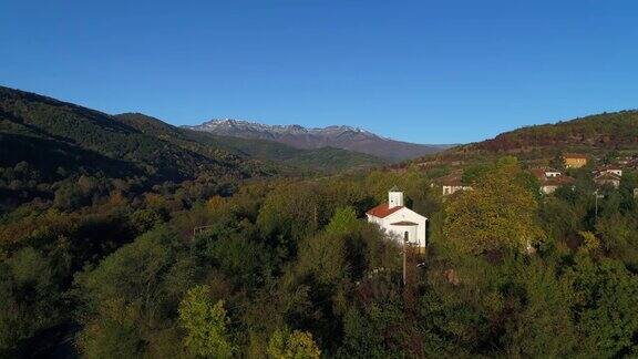 山上保加利亚村庄的无人机拍摄Kopren、保加利亚