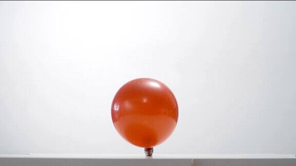 红气球充气破裂