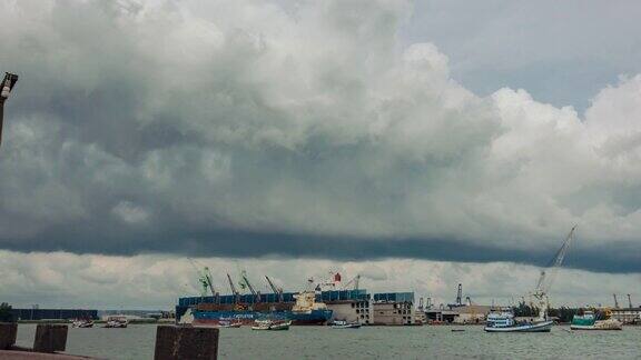 时间流逝;海景和乌云暴风雨与货物集装箱船厂在海洋