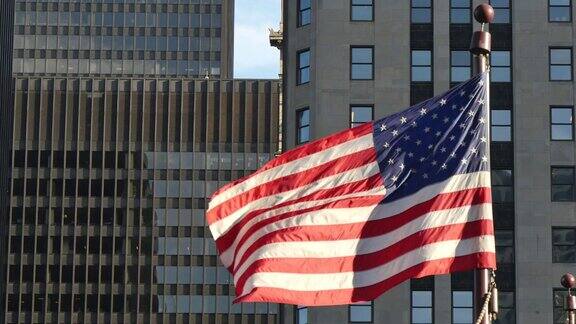美国国旗在日落芝加哥飘扬