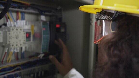 工程师带着虚拟现实眼镜检查机器人电源柜