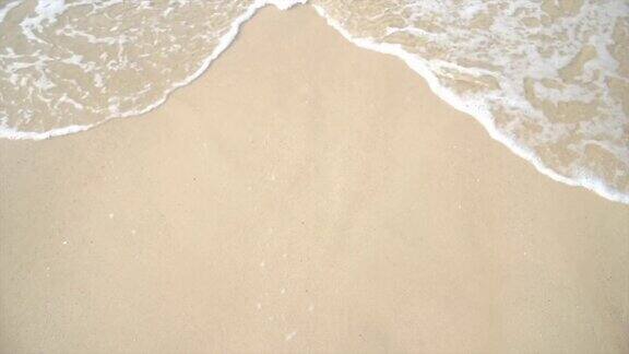 顶视图的海浪打破热带白色沙滩
