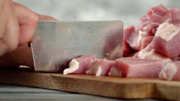 用大刀把生猪肉切成小块