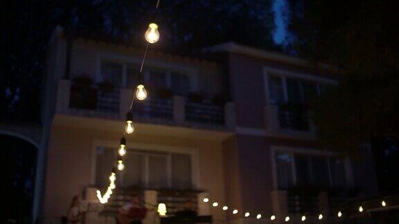 晚上在户外用发光的装饰性灯泡做成的花环