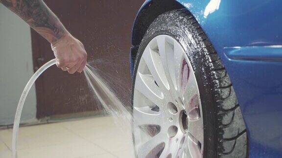 人用化学试剂清洗跑车车轮动作缓慢