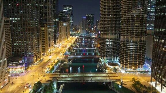 夜间的芝加哥城市景观和河上的桥梁