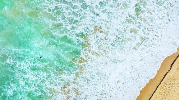 海浪海面高质量的视频鸟瞰无人机顶视图海浪冲击沙滩自然海洋海滩的背景