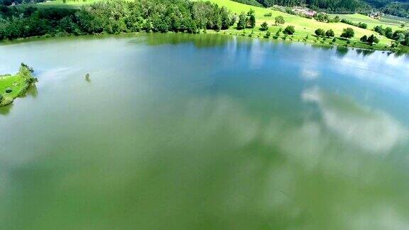 湖面上漂浮着云朵