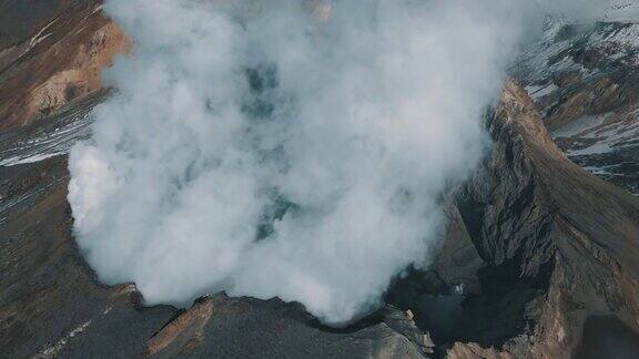 鸟瞰图吸烟活火山火山口火山口内的火山全景景观地形地标性自然旅游场所无人机镜头雾蒙蒙的宏伟的冒着蒸汽的山史诗拍摄野生动物4k