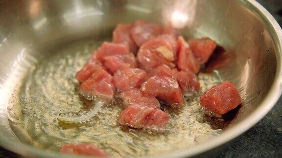 食物煮红肉牛肉块用平底锅煎