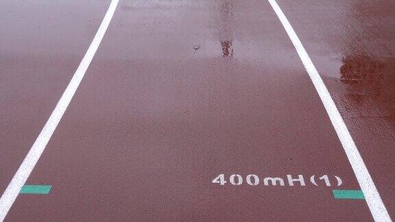体育场里有田径跑道地面标记为400mH(1)