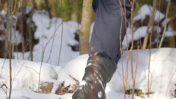 黑色的靴子在雪地上行走