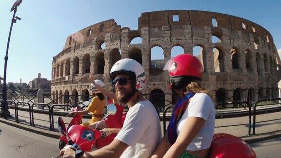POV老式摩托车骑:朋友们在罗马竞技场下骑摩托车