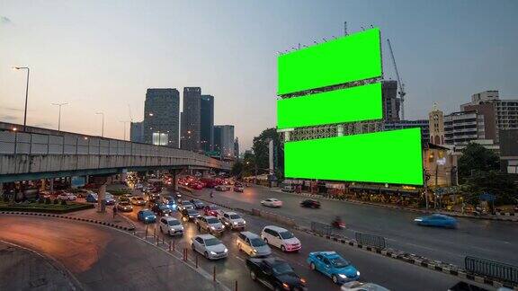 黄昏时分繁忙街道上的三个绿色广告牌