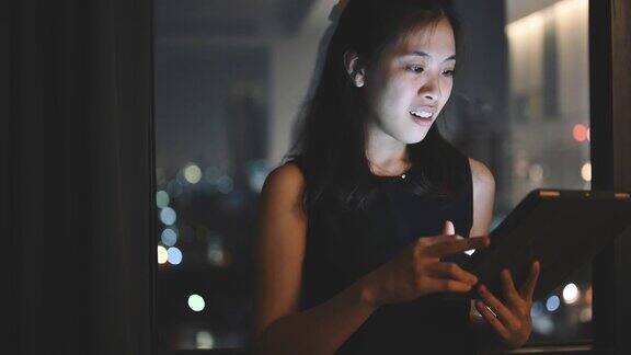 快乐的亚洲女人快乐和微笑购买网上电子商务购物期间在家工作
