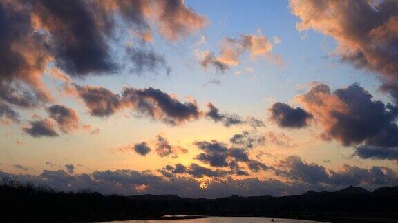 在日本的河流和山脉中戏剧性的日落