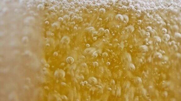 慢镜头的特写镜头倒啤酒与泡沫和泡沫到一个杯子