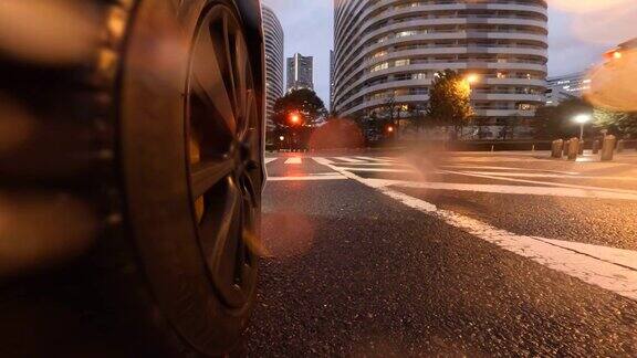 在雨夜驾车穿过城市汽车车轮的特写镜头红灯停了下来