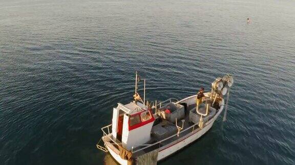 地中海小拖网渔船上的渔民