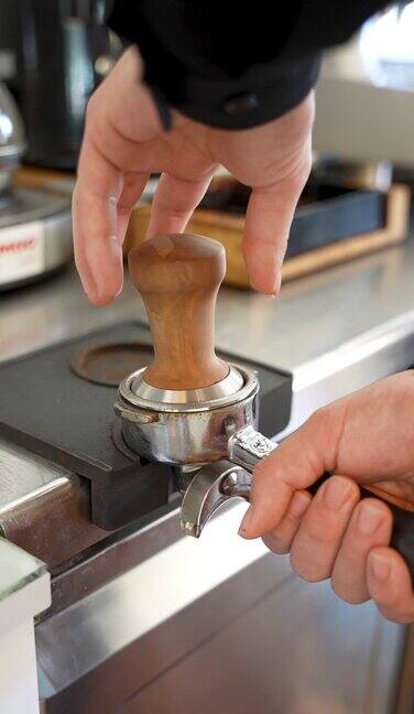 在Portafilter中压榨咖啡渣的特写