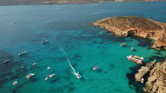 科米诺岛马耳他的一部分蓝色的泻湖夏天船蓝色的大海