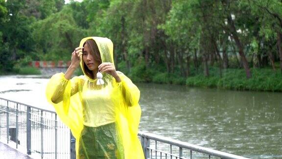 雨中的女人她穿着雨衣