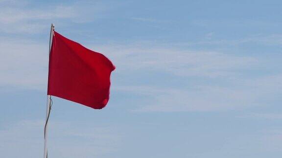 蓝天背景下的红旗游泳有危险有风暴警告