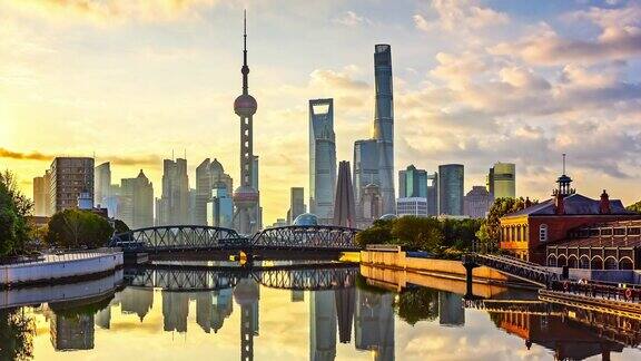 上海市区和日出时的河流