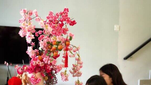 母亲和女儿装饰客厅庆祝中国新年