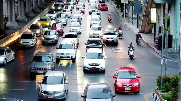 城市的道路交通许多汽车在十字路口