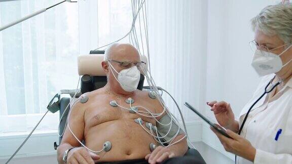医生正在给老年病人做自行车负荷超声心动图