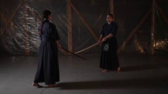 合道的学生们在训练中用剑练习一些凯特