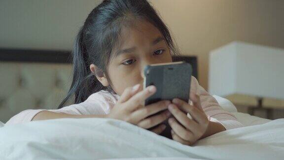 小女孩在卧室里使用科技社交媒体