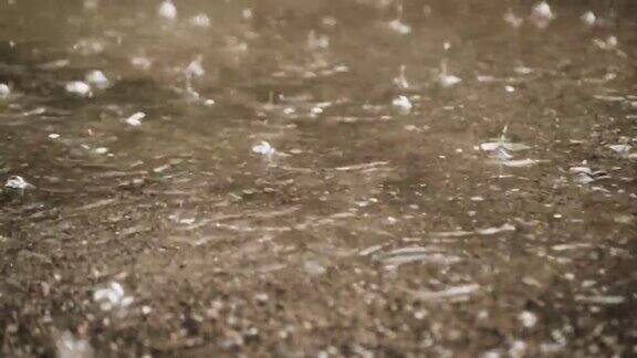 雨滴落在地上街上下着倾盆大雨雨滴落在沥青路上美丽的雨在黑色和白色雨的背景