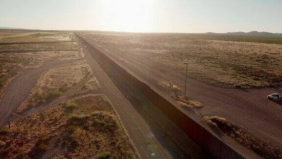 无人机4K日落镜头美国和墨西哥之间的边境墙在PalomasChihuahua和哥伦布新墨西哥的十字路口