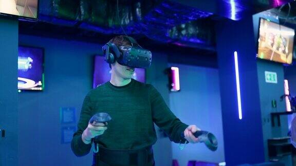 年轻人在玩虚拟现实游戏