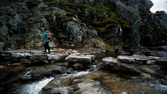 在挪威爬山的妇女