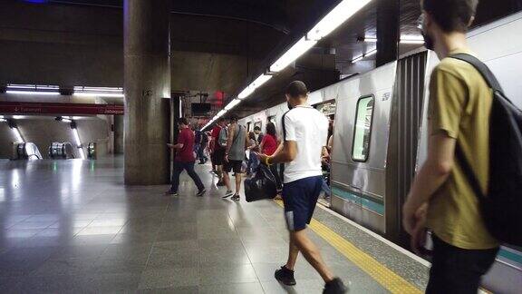 交通-人们正从地铁站台上下来