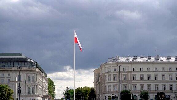 波兰国旗在蓝天中迎风飘扬波兰的白红旗在云中飘扬